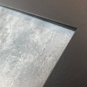 obraz w czarnej ramie