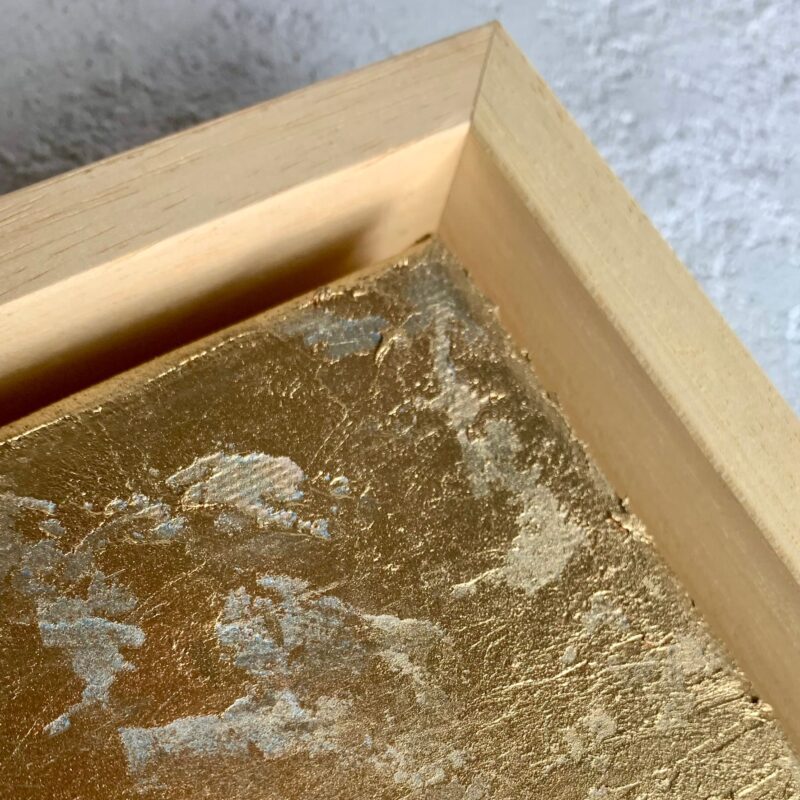 złoty obraz w drewnianej ramie