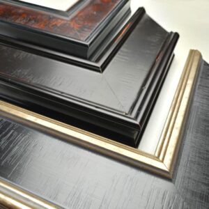 Szeroka drewniana rama do obrazu, klasyczna rama, oprawiamy obrazy, wzorzysta rama