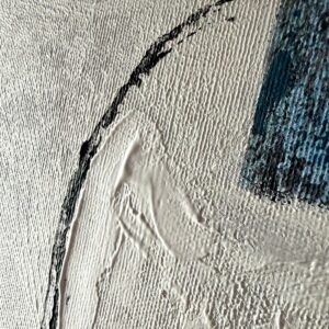 Nowoczesny obraz abstrakcyjny z czarną centralną formą, białym tłem oraz akcentami czerwieni, złota i niebieskiego, utrzymany w minimalistycznym stylu struktura farby